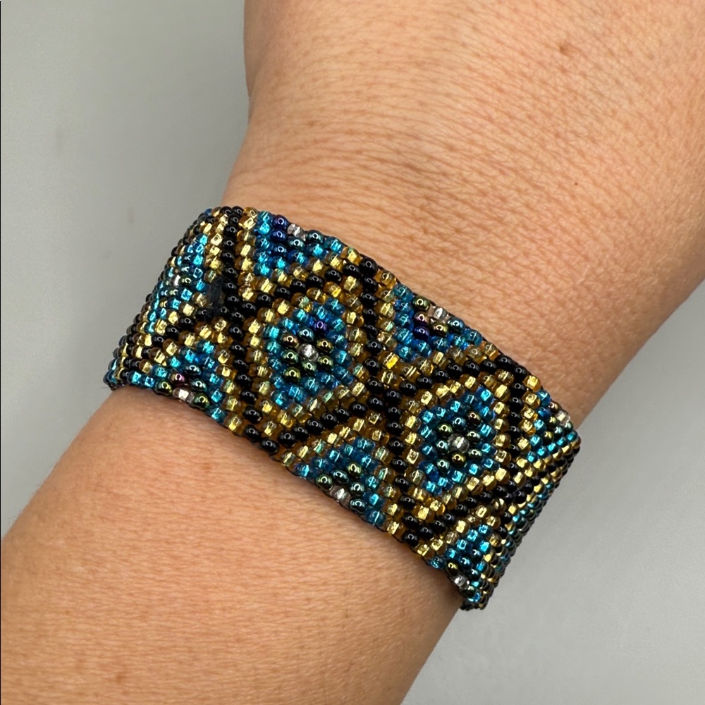 Vintage Native American Style Seed Beaded Bracelet with Geometric Pattern